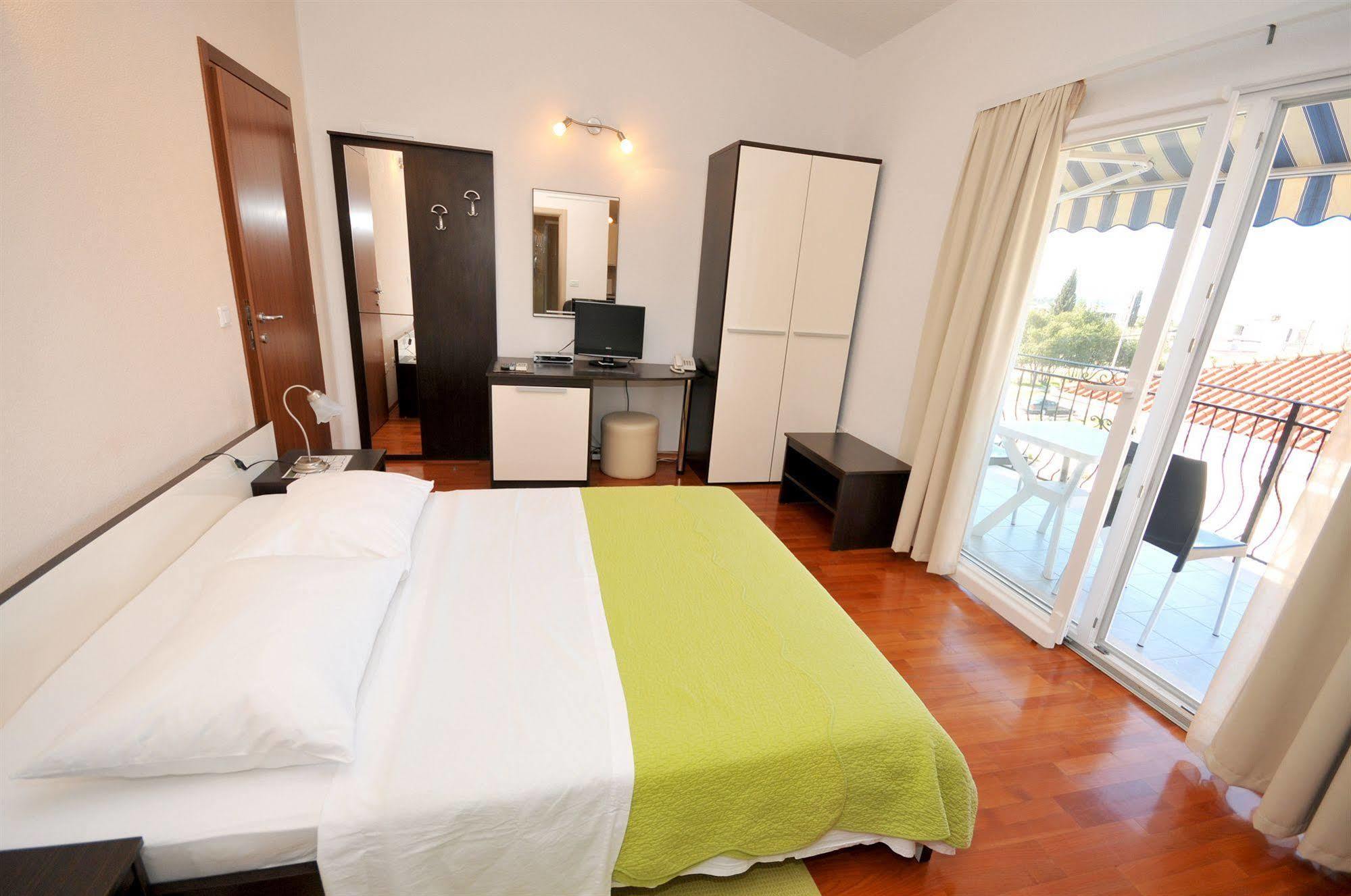 Apartments & Rooms Villa Maslina Trogir Bagian luar foto