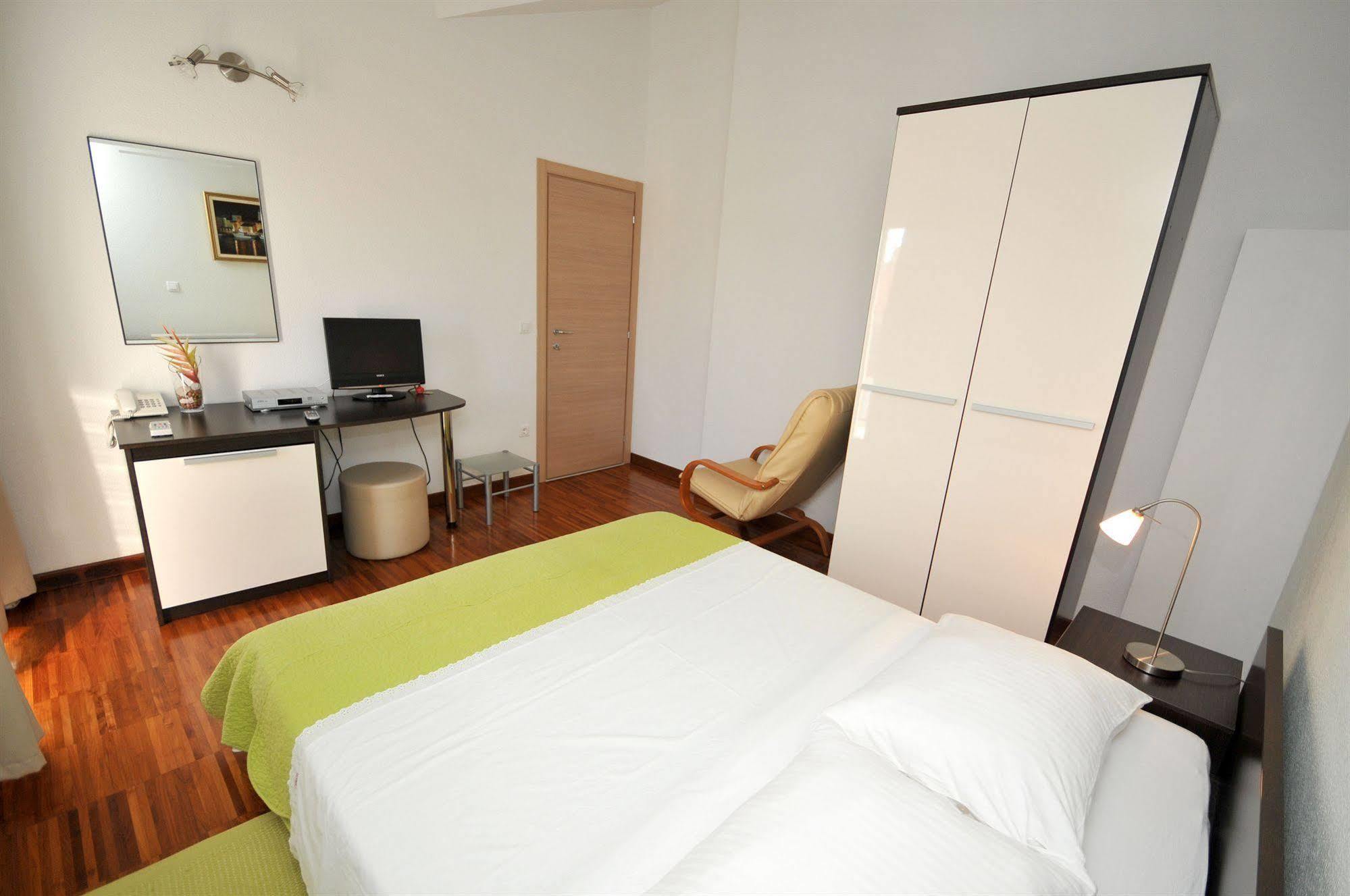 Apartments & Rooms Villa Maslina Trogir Bagian luar foto