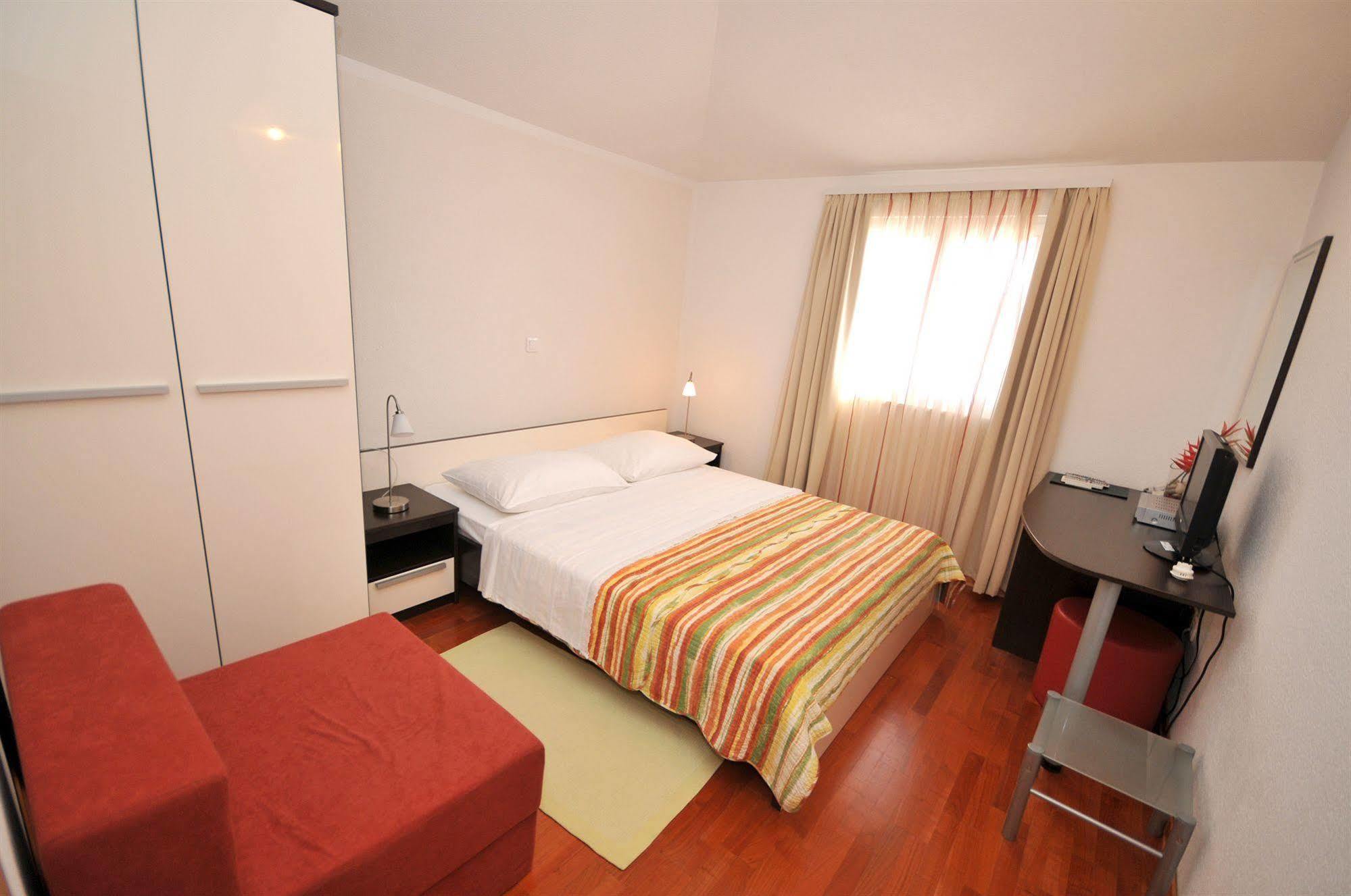 Apartments & Rooms Villa Maslina Trogir Bagian luar foto