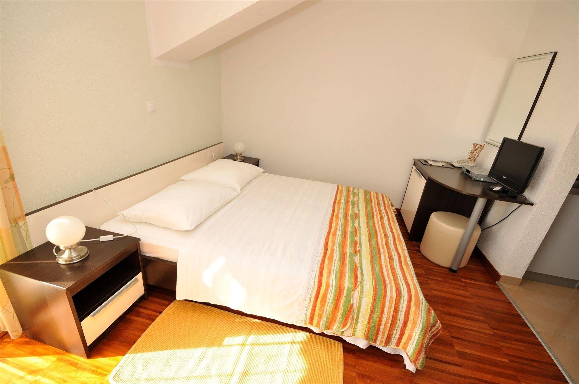 Apartments & Rooms Villa Maslina Trogir Bagian luar foto